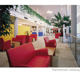 Bepflanzte Lobby des Thermenhotels Geinberg